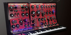 Beitragsbild des Blogbeitrags SynTesla VII The Red Episcopate, a Korg Logue Synthesizer with steampunk clothes