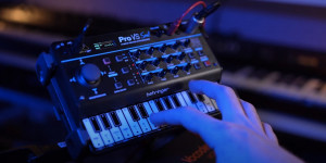 Beitragsbild des Blogbeitrags Behringer PRO-VS, compact $99 hybrid Sequential Prophet VS inspired vector Synthesizer + Sound Demo 