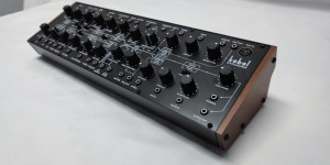 Beitragsbild des Blogbeitrags Behringer Kobol Expander, replica of a weird French analog Synthesizer 