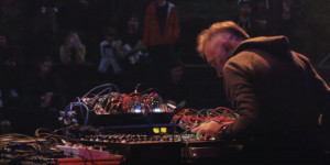 Beitragsbild des Blogbeitrags Yann Tiersen modular Synthesizer live set at Superbooth 21 