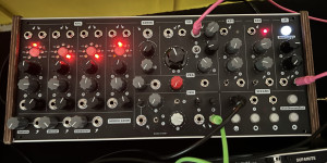 Beitragsbild des Blogbeitrags Superbooth 22: Eowave & Touellskouarn Ostilh, the Yann Tiersen analog Synthesizer 