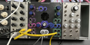 Beitragsbild des Blogbeitrags Superbooth 22: Chair Audio Analog Waveguide stereo delay & Tickle tactile controller 