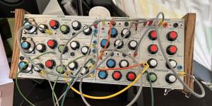 Beitragsbild des Blogbeitrags Superbooth 22: Soundfreak brings the EMS VCS3 to Buchla 4U, first look