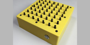 Beitragsbild des Blogbeitrags The Beehive Is Simon The Magpies first (drone) Synthesizer with 42 oscillators