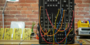 Beitragsbild des Blogbeitrags Legendary Moog Model 10 modular analog Synthesizer is back in production