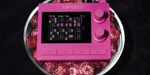 Beitragsbild des Blogbeitrags 1010music nanobox razzmatazz, tiny groovebox with FM synth and sampling