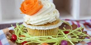 Beitragsbild des Blogbeitrags Karotten Cupcakes mit Zitrone-Mascarpone-Topping + Ostergewinnspiel 