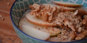 Beitragsbild des Blogbeitrags Veganer Apfel-Nuss-Porridge