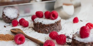 Beitragsbild des Blogbeitrags Mohn-Topfenkuchen mit Himbeeren – ohne Mehl und Zucker 