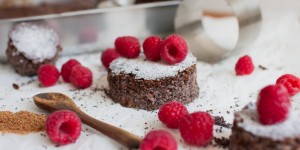 Beitragsbild des Blogbeitrags Mohn-Topfenkuchen mit Himbeeren – ohne Mehl und Zucker