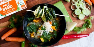 Beitragsbild des Blogbeitrags Good Mood Soup – Hühnersuppe und das liebe Tryptophan feat. Vegi Sue 