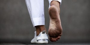 Beitragsbild des Blogbeitrags Gedämpfte Freuden mit gedämpften Schuhen – barfuß zum sensorischen Feedback 