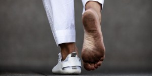 Beitragsbild des Blogbeitrags Gedämpfte Freuden mit gedämpften Schuhen – barfuß zum sensorischen Feedback*