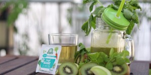 Beitragsbild des Blogbeitrags Grüne Sue sagt’s laut – Gemüsetee im Duett mit grünem Saft*
