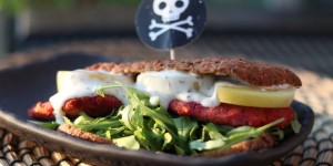 Beitragsbild des Blogbeitrags Hot Pink Veggie Burger – Aktion scharf gegen Food Waste 