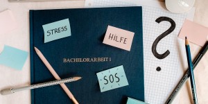 Beitragsbild des Blogbeitrags Wie überlebe ich die Bachelorarbeit?