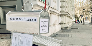 Beitragsbild des Blogbeitrags Die Baustellenkatze sucht am Toihaus Salzburg nach der Kreativität der Jüngsten