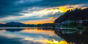 Beitragsbild des Blogbeitrags Hopfen am See – eine Bilderbuchlandschaft im Ostallgäu 