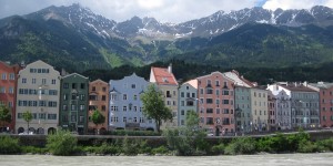 Beitragsbild des Blogbeitrags Innsbrucker Impressionen oder: Wer hätte gedacht, dass es auch in Österreich einen Triumphbogen gibt? 