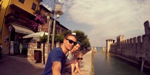 Beitragsbild des Blogbeitrags Familienurlaubsglück – wovon man als Mutter so träumt, wie die Realität aussieht und wie ein gelungener Urlaub mit der ganzen Familie funktioniert