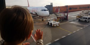Beitragsbild des Blogbeitrags Langstreckenflug mit Baby leicht gemacht