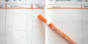 Beitragsbild des Blogbeitrags Geschwisterstreit: wie du die Ursachen besser erkennst und dabei gelassener bleibst