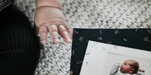 Beitragsbild des Blogbeitrags Geburtskarten selbst gestalten mit Rosemood Atelier 