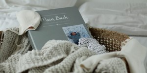 Beitragsbild des Blogbeitrags Erinnerungen schaffen – Baby V’s erstes Fotoalbum