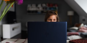 Beitragsbild des Blogbeitrags Homeoffice mit Kindern: Wie es wirklich ist!