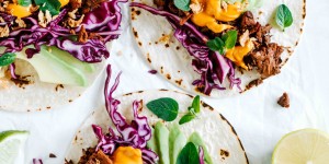 Beitragsbild des Blogbeitrags Jackfruit Tacos mit Käsesauce