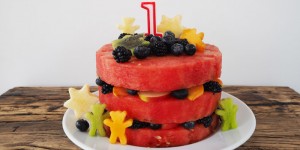 Beitragsbild des Blogbeitrags Mehrstöckige Wassermelonentorte zum ersten Geburtstag 