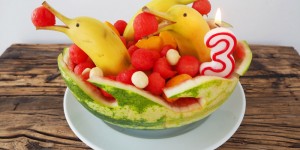 Beitragsbild des Blogbeitrags Wassermelonentorte mit Bananendelfinen zum dritten Geburtstag