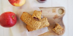 Beitragsbild des Blogbeitrags Müsliriegel mit Fruchtfüllung – der perfekte Snack to go!