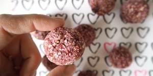 Beitragsbild des Blogbeitrags Himbeer Kokos Frühstücksbälle