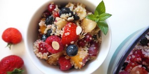 Beitragsbild des Blogbeitrags Sommerlicher Beerensalat mit Quinoa
