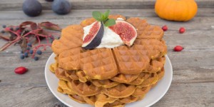Beitragsbild des Blogbeitrags Süße Kürbiswaffeln mit Zimtbutter