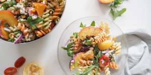 Beitragsbild des Blogbeitrags Sommersalat: Nudelsalat mit Pfirsich, Tomate und Feta