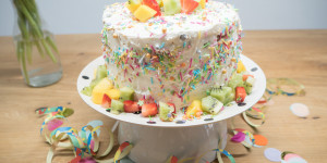 Beitragsbild des Blogbeitrags Bunter Konfettikuchen