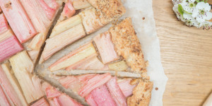 Beitragsbild des Blogbeitrags Rhabarbergalette mit Mandeln