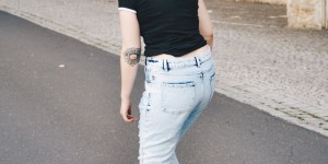 Beitragsbild des Blogbeitrags Boyfriendjeans » Es braucht nicht viel für einen lässigen Streetstyle