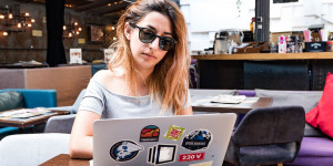 Beitragsbild des Blogbeitrags (Fast) kostenlose Laptops & Tablets für Schüler – ab Herbst 2021