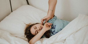 Beitragsbild des Blogbeitrags Kühlende Bettdecke – ein wichtiger Helfer für tiefen Schlaf 