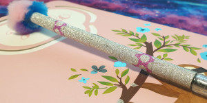 Beitragsbild des Blogbeitrags Washi Tape DIY: Glitzerstift (Mini Upcycling Projekt)