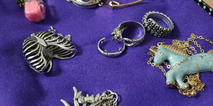 Beitragsbild des Blogbeitrags Kann man günstigem Modeschmuck denn echt trauen?
