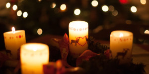 Beitragsbild des Blogbeitrags Adventskerzen – nachhaltige Stimmungsmacher und weihnachtliche Besinnlichkeit 