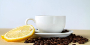 Beitragsbild des Blogbeitrags Kaffee mit Zitronensaft als Hausmittel gegen Schmerzen 
