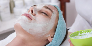 Beitragsbild des Blogbeitrags Vorteile einer Gesichtsbehandlung in einem Kosmetikstudio in München 