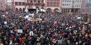 Beitragsbild des Blogbeitrags Hunderttausende demonstrieren in Deutschland gegen Rechtsextremismus 