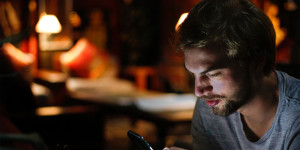 Beitragsbild des Blogbeitrags Wie Smartphones unsere Körperhaltung beeinflussen