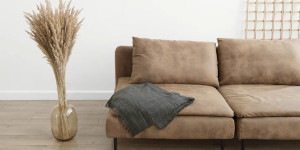 Beitragsbild des Blogbeitrags Hartnäckige Flecken aus dem Sofa bekommen